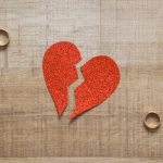 Inimă ruptă în două cu verighetă - divorț după separare de 2 ani - avocatfamilie.ro