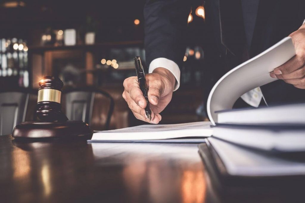 Avocat calculând onorariile pentru serviciile juridice