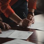 efuzul sau neglijența societății comerciale de a da curs unei popriri pentru pensia de întreținere nu este doar o simplă abatere